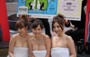 迷人服务员bd高清